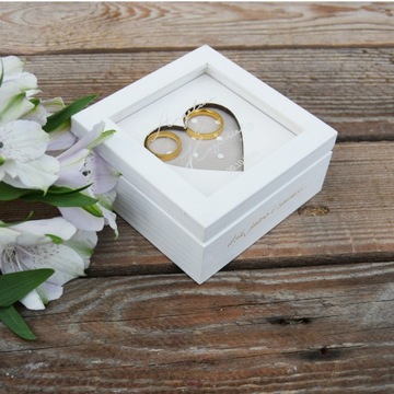 КОРОБКА ДЛЯ ОБРУЧАЛЬНЫХ КОЛЬЦ БЕЛАЯ с гравировкой СЕРДЦЕ