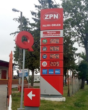 Радиовыпуск с дисплеем цен на топливо на пилоне
