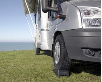 2 подставки, противооткатные упоры Thule, + сумка.