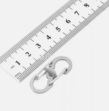 Металлический карабин типа S для крепления рюкзака.