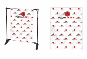 ФОТОГРАФИЧЕСКИЙ ФОН стена с логотипом и названием компании.