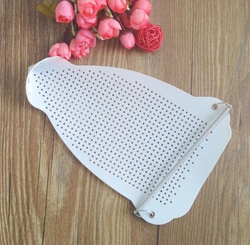 БЕЗ БЛЕСКОВОГО ТЕФЛОНОВОГО ПОКРЫТИЯ НА УТЮГЕ ЗАЩИЩАЕТ