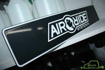 Полированная алюминиевая доска с напечатанным на ней дизайном.