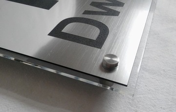 Адресная табличка с гравировкой. Номер дома. штаб-квартира