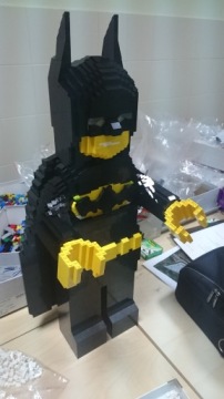 Фигурка, похожая на Бэтмена. украшение из кубиков LEGO