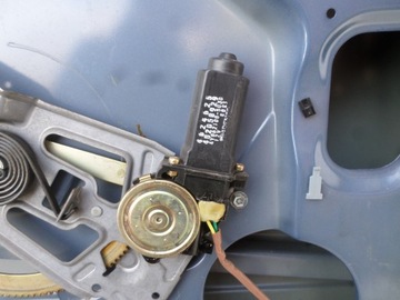 MOTOREK OKNO PŘEDNÍ LEVÝ STRATUS 402058929