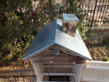 ДЕРЕВЯННАЯ САДОВАЯ КОПИЛКА XXL. КРЫША, ПОКРЫТАЯ ЛИСТОВЫМ МЕТАЛЛОМ.