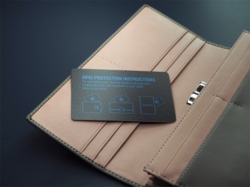 Карта, блокирующая сигналы NFC и RFID.
