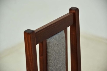 Кухонный гарнитур с раздвижным столом и 6 деревянными стульями.