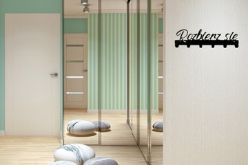 Вешалка с надписью GET STRIPed для одежды и ключей.