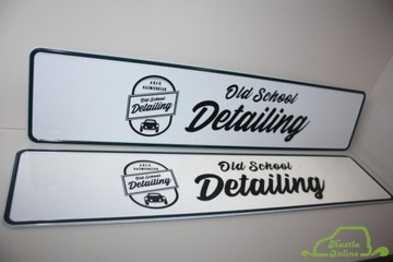 Полированная алюминиевая доска с напечатанным на ней дизайном.