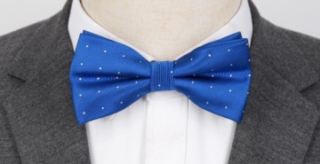 Элегантный галстук-бабочка и синий нагрудный платок в тон костюму.