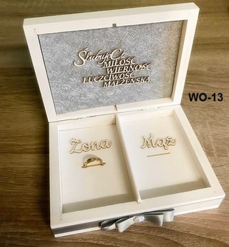 Белая коробочка для обручальных колец с красными сердечками