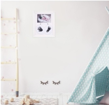 BIAŁA RAMKA DO ZDJĘĆ Z TUSZEM ODCISK RĄCZKI STÓPKI