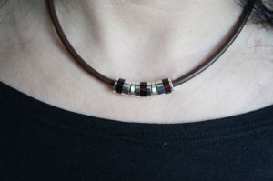 Серебряное колье с янтарным ремешком