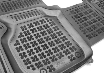 Kia Stonic 2017 года с резиновыми ковриками.