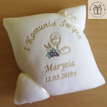 Подарок девочке к первому причастию – вышитая подушка.