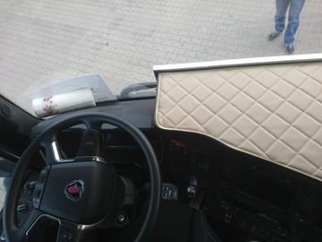 ЦЕНТРАЛЬНАЯ ПОЛКА SCANIA S/R SERIES, СТЁГАНАЯ ЭКО-КОЖА