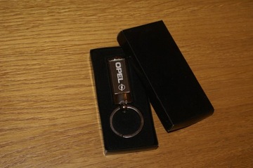 Элегантный, элегантный брелок с ГРАВИРОВАННЫМИ ключами.