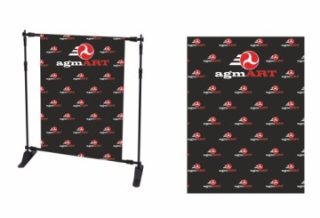 ФОТОГРАФИЧЕСКИЙ ФОН стена с логотипом и названием компании.