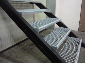 Schody metalowe zewnętrzne C SYSTEM stopnie 80x27cm ocynkowane z kraty wema