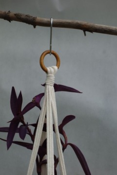 Подставка для цветов, подвешенная на веревке. Макраме. МОДЕЛЬ 2