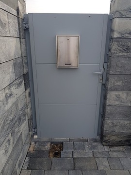 Современные секционные откатные ворота из алюминия.