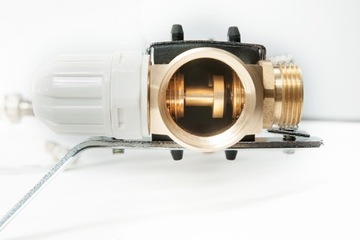 РАСПРЕДЕЛИТЕЛЬ НАПОЛЬНОГО ОТОПЛЕНИЯ 7 + ЕСТЕСТВЕННЫЙ ШКАФ.