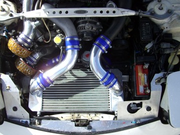 Система впуска: универсальный набор регулируемых алюминиевых воздуховодов.