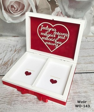 Белая коробочка для обручальных колец с красными сердечками