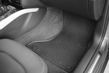 Резиновые коврики посвященные Toyota Yaris IV Hybrid/Cross Hybrid 2020 года.