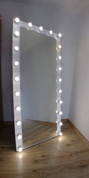 Зеркало для макияжа в салоне голливудского макияжа