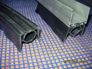 НИЖНЕЕ УПЛОТНЕНИЕ ДЛЯ СЕКЦИОННЫХ ВОРОТ - КАМЕРА