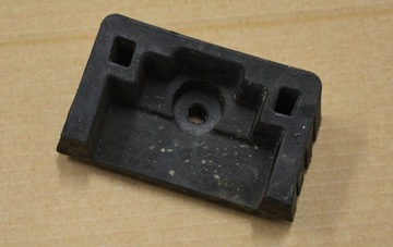 7L8804123 VW TOUAREG DRŽÁK OPĚRADLO POD ZVEDÁK