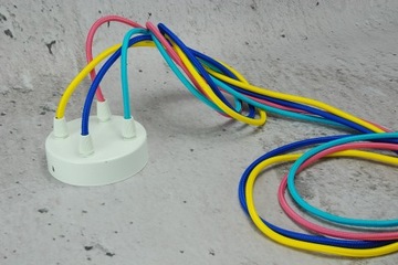 белая матовая розетка, четырехместная обивка потолка, 4 кабеля, банка, лампа-паук, лофт своими руками