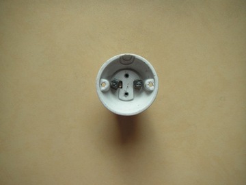 Фарфоровый светильник 220В для лампочки с резьбой Е27.