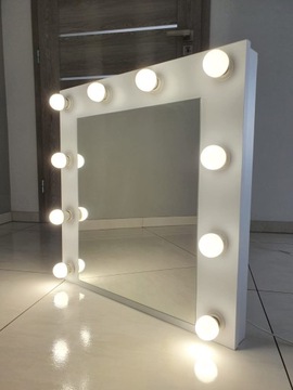 Зеркало для макияжа для голливудского косметического салона.