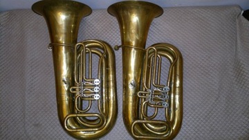 Tuba Basowa w stroju 