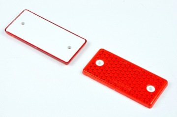 Красный прямоугольный отражатель с отверстиями 95x45