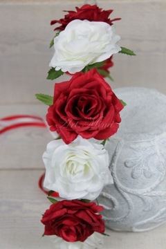 Красивый атласный венок, веер из БЕЛО-КРАСНЫХ роз.
