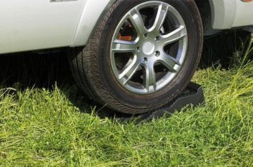 2 подставки, противооткатные упоры Thule, + сумка.