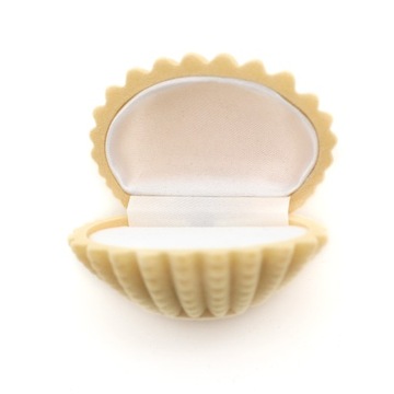 Кремовая оболочка. Шкатулка для колец