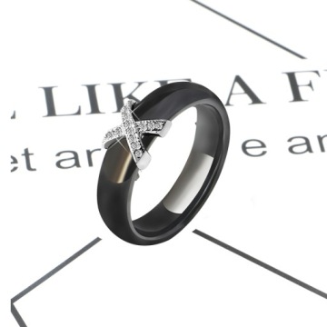 ЧЕРНОЕ КЕРАМИЧЕСКОЕ КОЛЬЦО С БУКВОЙ «X»