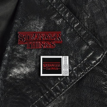 Stranger Things Scoops Ahoy emaliowa przypinka