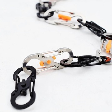 Металлический карабин типа S для крепления рюкзака.