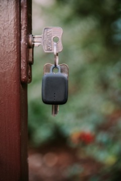 notiOne PLAY KEYS LOCATER СОБАКА АВТОМОБИЛЬ ВЕЛОСИПЕД