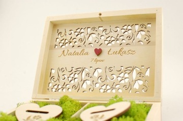 Шкатулка для обручальных колец с индивидуальной гравировкой из мха