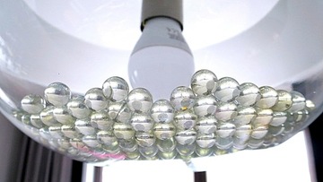 РАЗНОЦВЕТНЫЕ СТЕКЛЯННЫЕ ШАРЫ, ДЕКОРАТИВНОЕ ОХЛАЖДЕНИЕ НАПИТКОВ, БОЕПРИПАСЫ, 2 шарика.