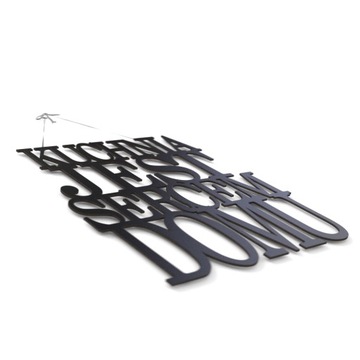 Деревянная надпись на стене Кухня – сердце дома