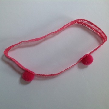 ЛЕНТА С ТЕМНО-РОЗОВЫМ ПОМПОНОМ, 42-54 см.